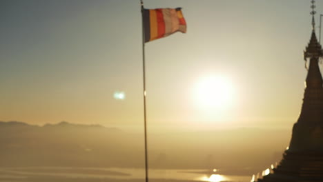Mädchen-Silhouette-Sonnenuntergang-Blick-Auf-Die-Berge-Buddha-Flagge-Zeitlupe-Tempel