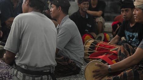 Gruppe-Balinesischer-Musiker,-Die-Während-Einer-Trauerfeier-Musik-Spielen