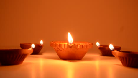 Diwali-Terrakotta-Diyas-Auf-Dunklem-Hintergrund,-Mit-Denen-Das-Haus-Während-Der-Diwali-Zeit-Beleuchtet-Wird