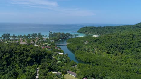 Toma-De-Drones-Del-Estuario-En-Una-Isla-Tropical-Con-Resorts-En-La-Playa
