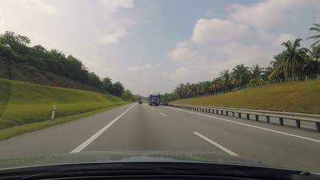 Vista-De-Cabina-De-Conducción-De-Automóviles-En-Autopista-En-Malasia