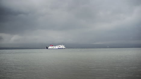 Stena-Line-Fähre-Verlässt-Den-Hafen-Von-Belfast-Lough,-Dunkle-Wolken