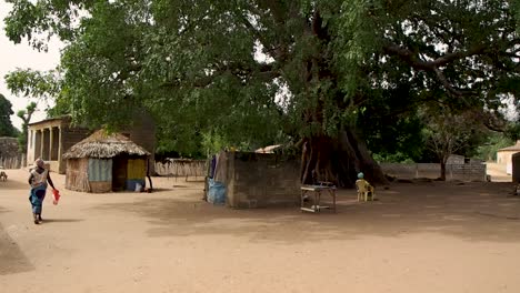 Caminando-Por-Una-Calle-En-Un-Pequeño-Pueblo-En-Senegal