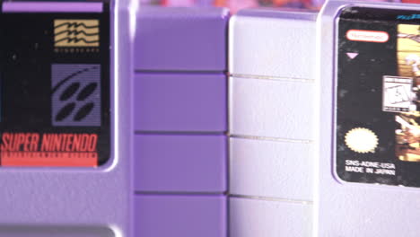 Vintage-Super-Nintendo-Cartridges-In-Lila-Licht-Schieben-Sie-Nach-Links