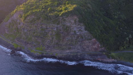 Vista-Aérea-De-La-Carretera-Costera-De-La-Isla-Hawaiana-De-Maui-Durante-La-Puesta-De-Sol