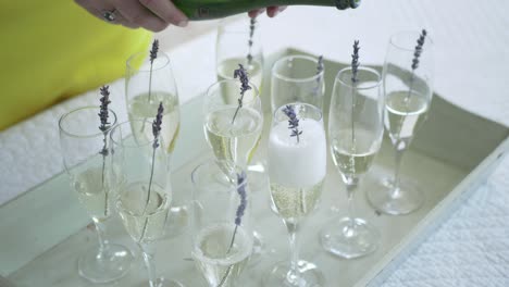 Champagner-In-Schönes-Glas-Mit-Lavendeldekoration-Gießen