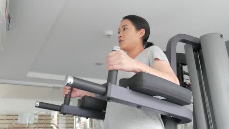 Mujer-Asiática-Fitness-Mujer-Asiática-Trabajando-En-Varios-Equipos-De-Fitness-Equipo-De-Fitness