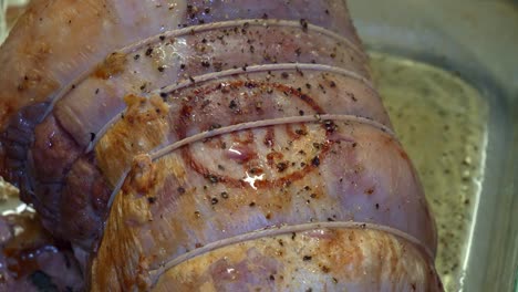 Ein-Halb-Gegartes-Schweinefleisch-In-Einem-Glasbräter-Mit-Einem-Fleischmesser-Einstechen
