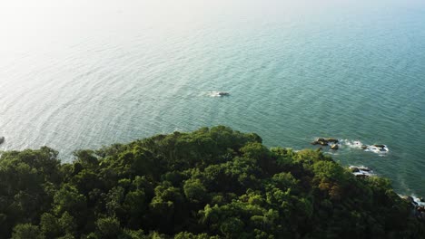 Erstellung-Einer-Luftaufnahme-Von-Oben-Auf-Ein-Traditionelles-Hölzernes-Fischerboot-Im-Smaragdgrünen-Brasilianischen-Ozean-Während-Des-Sonnenuntergangs