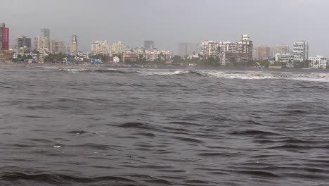Skyline-Von-Mumbai-Mit-Großen-Meereswellen