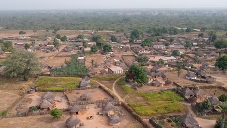 Drohnenaufnahme-Eines-Traditionellen-Dorfes-Mit-Strohdach-In-Senegal,-Afrika