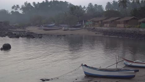 Schwenk-über-Eine-Reihe-Von-Grasbedeckten-Bunten-Strandhütten-An-Der-Küste-Des-Indischen-Goa-Strandes