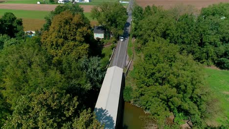 Puente-Cubierto-Holandés-De-Pensilvania-En-La-Campiña-Amish