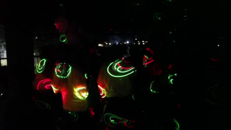 Menschen-Tanzen-Vor-Dekorativen-Disco-Rave-Lichtern