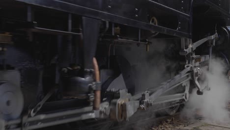 Nahaufnahme-Von-Dampflokomotivrädern-Und-Kolben,-Die-Sich-Bewegen