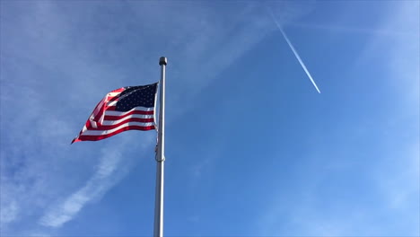 La-Bandera-Americana-Moviéndose-Junto-Con-El-Viento-En-Cámara-Lenta