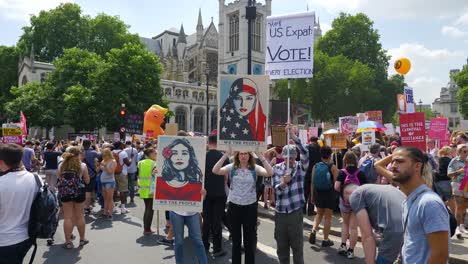 Anti-Trump-Protest-In-London-Auf-Den-Parliament-Square-Gardens
