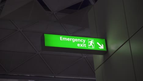 Emergency-exit-sign-in-an-airport