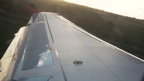 Ich-Perspektive-Aus-Dem-Flugzeugfenster-Beim-Abheben