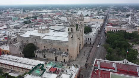 Pushing-in-on-the-Cathedral-of-Merida-and-the-Grand-Plaza-from-Hidalgo-Park-in-Merida,-Yucatan,-Mexico