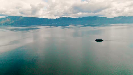 Un-Ferry-Que-Navega-Por-Las-Aguas-Cristalinas-Del-Lago-Toba,-Sumatra