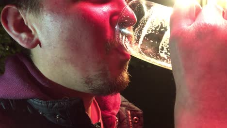 Ein-Mann-Trinkt-Nachts-In-Einem-Gastgarten-Ein-Pint-Bier-Aus-Einem-Glas