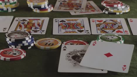 Während-Jemand-Mit-Einer-Anderen-Aufstellung-Poker-Spielt,-Lässt-Jemand-Zwei-Ass-Karten-Fallen