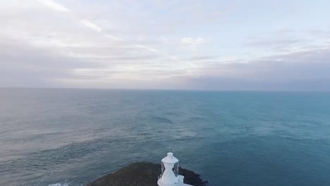 Luftaufnahme-Des-Stumble-Head-Lighthouse-Am-Abend