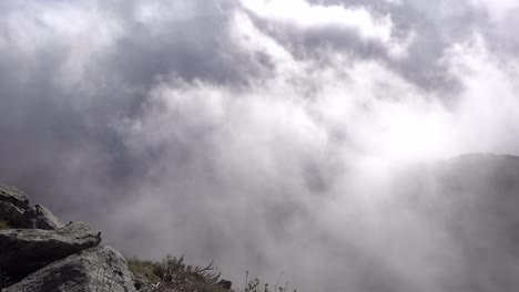 Nubes-Bajas-Que-Vuelan-Flotando-Sobre-Una-Superficie-Rocosa