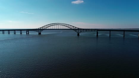 Long-Island-Bridge,-Gesehen-Von-Einer-Drohne-Im-Winter