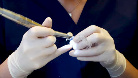 Nahaufnahme-In-Zeitlupe-Eines-Zahnarztes,-Der-Einen-Invisalign-Retainer-überprüft
