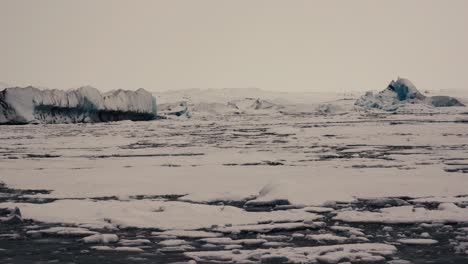 Diferentes-Movimientos-De-Cámara-Que-Muestran-Icebergs-En-La-Laguna-Glaciar,-Islandia