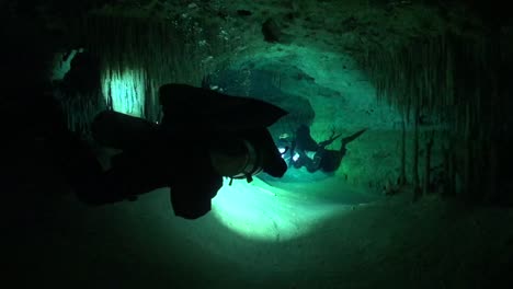 Cave-divers-in-large-open-passage