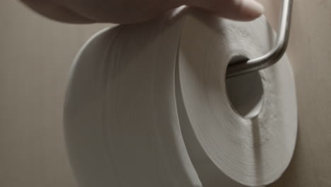 Abrollendes-Toilettenpapier-Gegen-Neues-Austauschen