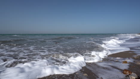 Ein-Blauer-Und-Klarer-Himmel-über-Den-Brechenden-Wellen-Des-Toten-Meeres-In-Zeitlupe-In-100-Bildern-Pro-Sekunde