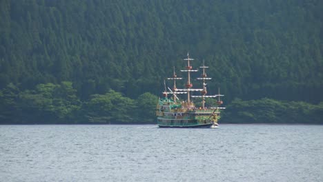 Die-Ansicht-Des-Traditionellen-Japanischen-Schiffs-Im-Ashi-see