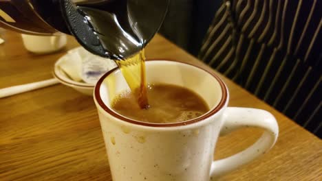 Kaffee-Gießen-In-Einem-Kaffeehaus