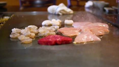 Japanische-Hibachi-Kochen-Garnelen,-Steak-Und-Hähnchen-In-Zeitlupe