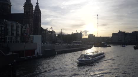 Hermosa-Iluminación-Dramática-De-Un-Crucero-Por-El-Canal-En-Amsterdam