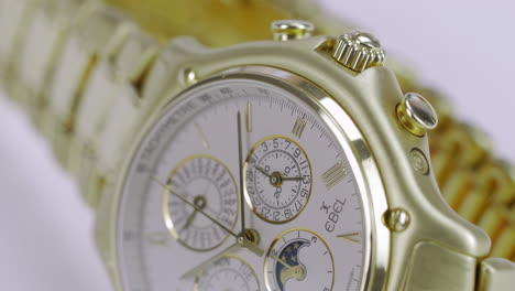 Feine-Schweizer-Luxusuhr,-Goldene-Uhr-Mit-Subzifferblättern,-Weißer-Unendlichkeitshintergrund,-Aufnahme-Auf-Einem-Makroobjektiv
