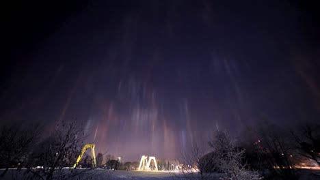 Pilares-De-Luz-Artificial-Sobre-La-Ciudad-De-Järvenpää-En-Finlandia,-Filmados-Como-Un-Lapso-De-Tiempo-En-4k
