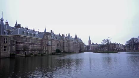 Vista-De-La-Casa-Del-Parlamento-Binnenhof-Y-El-Lago-Hofvijver