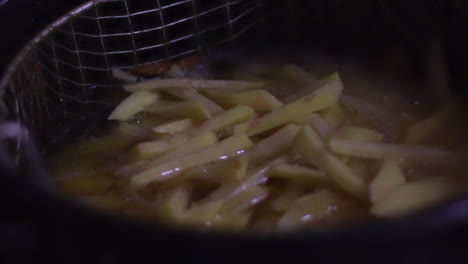 En-La-Cocina-Freír-Patatas-En-Una-Sartén-Con-Aceite
