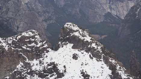 Mirando-Hacia-El-Valle-De-Yosemite-En-La-Nieve-Desde-El-Mirador-De-Dewey-Point
