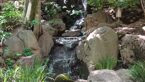Nahaufnahme-Der-Ansicht-Des-Kleinen-Wasserfalls-Im-Shiba-Park