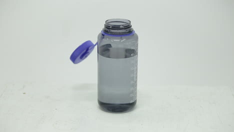 Einen-Trockeneiswürfel-In-Eine-Wasserflasche-Fallen-Lassen