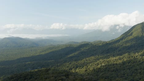 Drohne-Luftbild-Von-Sommergrünen-Bergen-Im-Amazonas-tropenwald-In-Brasilien