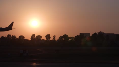 Plan-landing-in-a-beautiful-California-sunset
