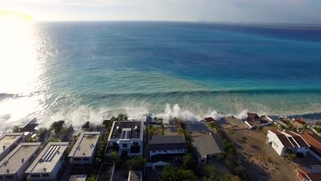 Große-Wellen-Beschädigen-Häuser,-Nachdem-Ein-Hurrikan-An-Der-Küste-Von-Bonaire-Vorbeigezogen-War