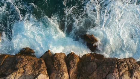 Luftbild-Von-Wellen,-Die-Auf-Die-Küste-Treffen